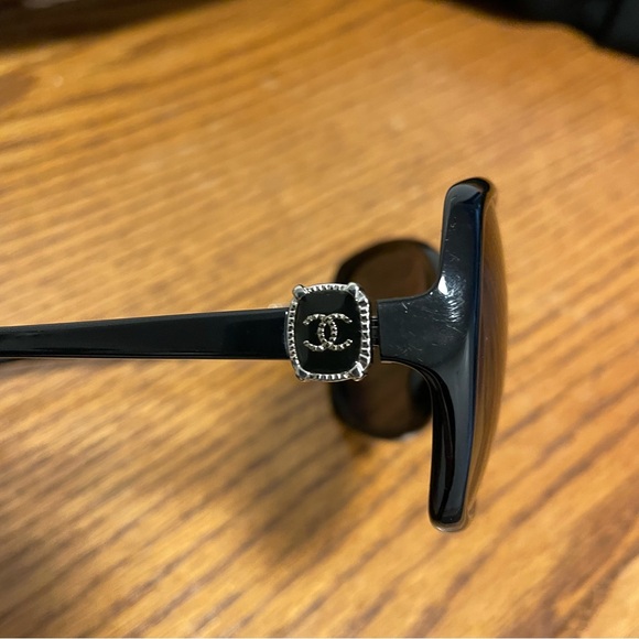 CHANEL Elegant Black Sunglasses - Picture 3 of 7